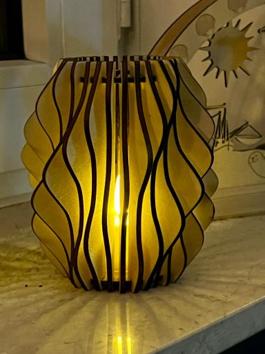Stylische Lampe aus Holz mit Teelicht