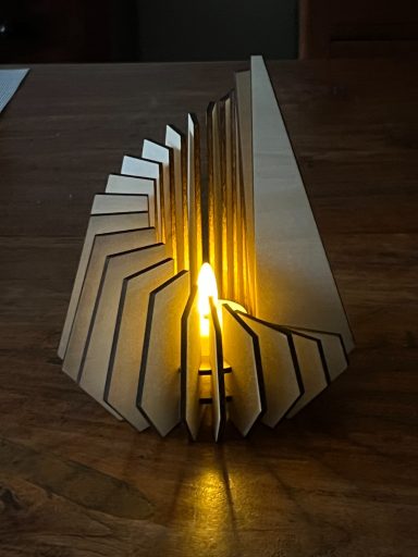 Stylische Lampe mit Teelicht aus Holz