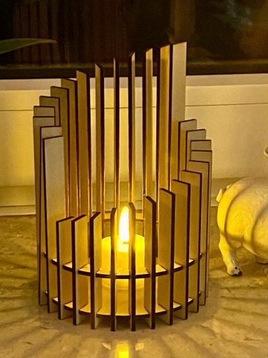 Stylische Lampe mit Teelicht aus Holz