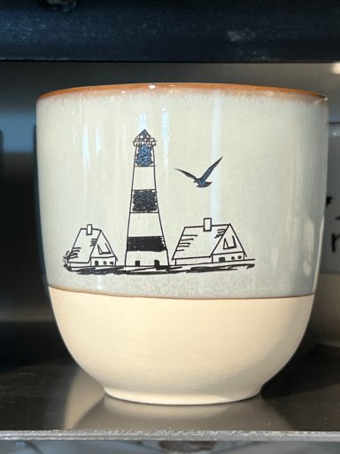 Keramikbecher mit graviertem Leuchtturm